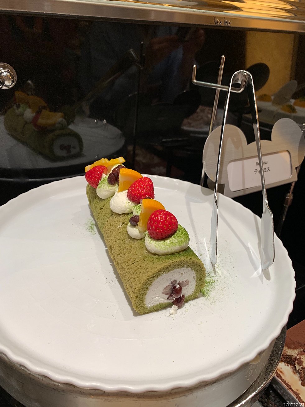 料理は、綺麗に残っているのがあまりなかったので、デザートを笑
ロールケーキですね