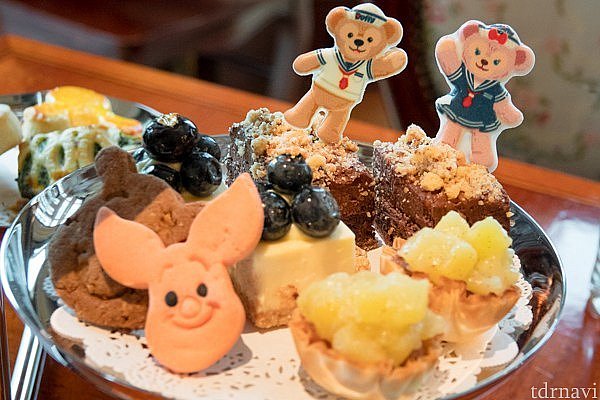 ダッフィーたちはホワイトチョコレートです。
パイナップル・アーモンド・ミルフィーユのサクサク感がたまりません!
