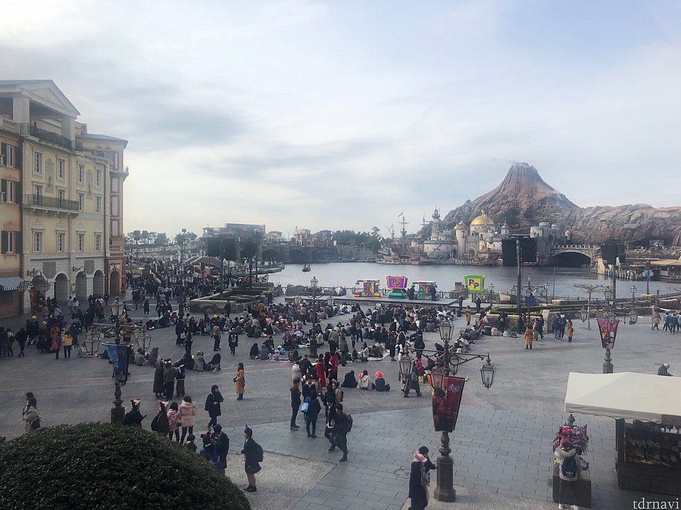 ピクサープレイタイム開園1時間前。
アトラクション目的のゲストが多いのか、1回目のショーは割と着席しやすいようです。