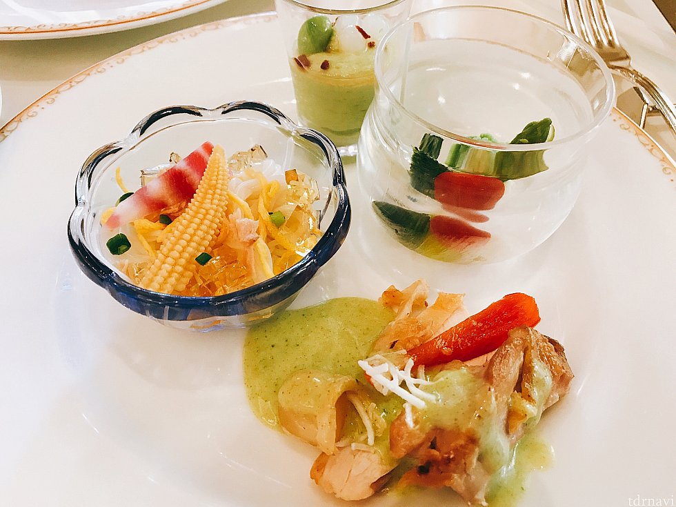 奥から時計回りに、枝豆のムース、野菜のパフェ仕立て、ローストチキン グリーンカリーソース、そうめんサラダ