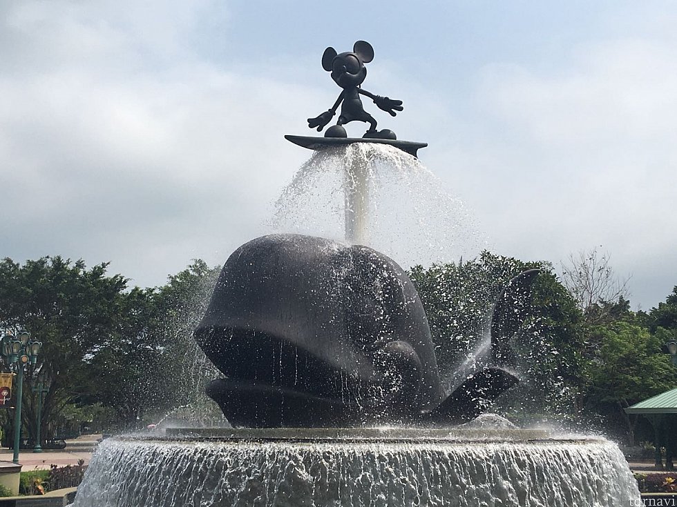 パークから出て来ると大きな噴水があります。ここを左に向かうとMTRディズニー駅/バスターミナル。右へ向かうとディズニーランドホテル方面です。