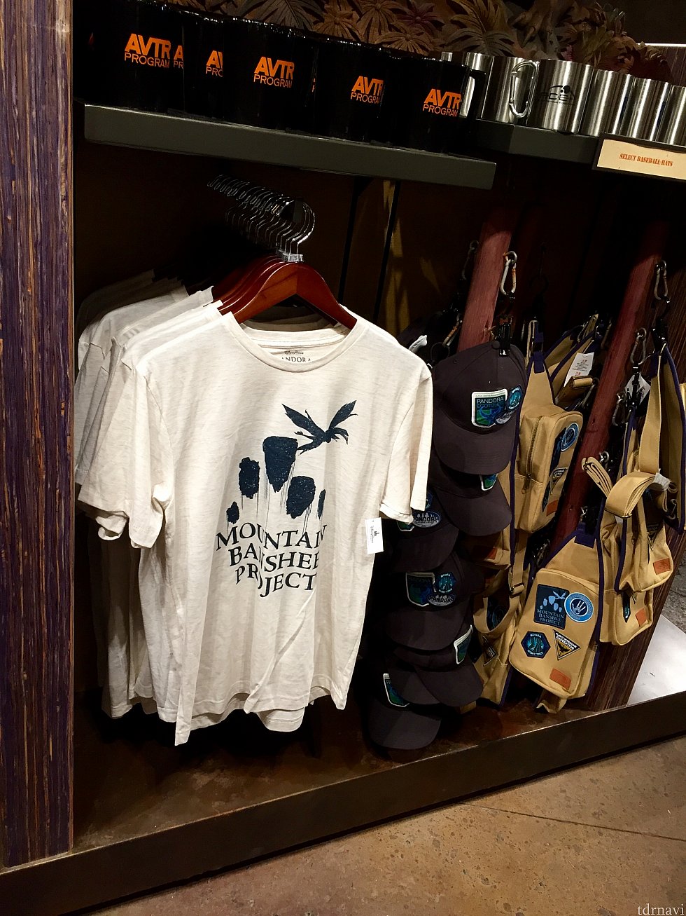 Tシャツ、帽子にバッグ。