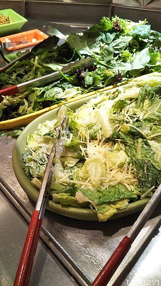 そしてお料理。
まずは定番のおいしさ、シーザーサラダ!!
チーズたっぷりで、バリバリのロメインレタスが食べ応え十分。WDWは野菜が不足しがちなので、ここでめいっぱい補っておきましょう!