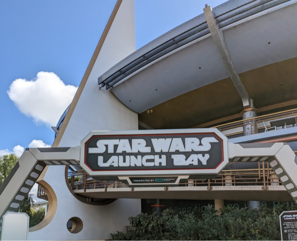 トゥモローランド「Star Wars: Launch Bay」の2階にDVCラウンジがあります