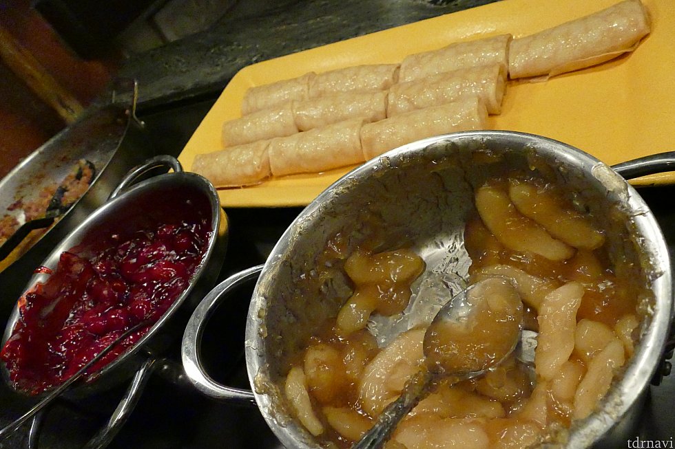 中にクリームチーズが入ったクレープ。ジャムのようなFruit Chutneys?をかけて食べます。
