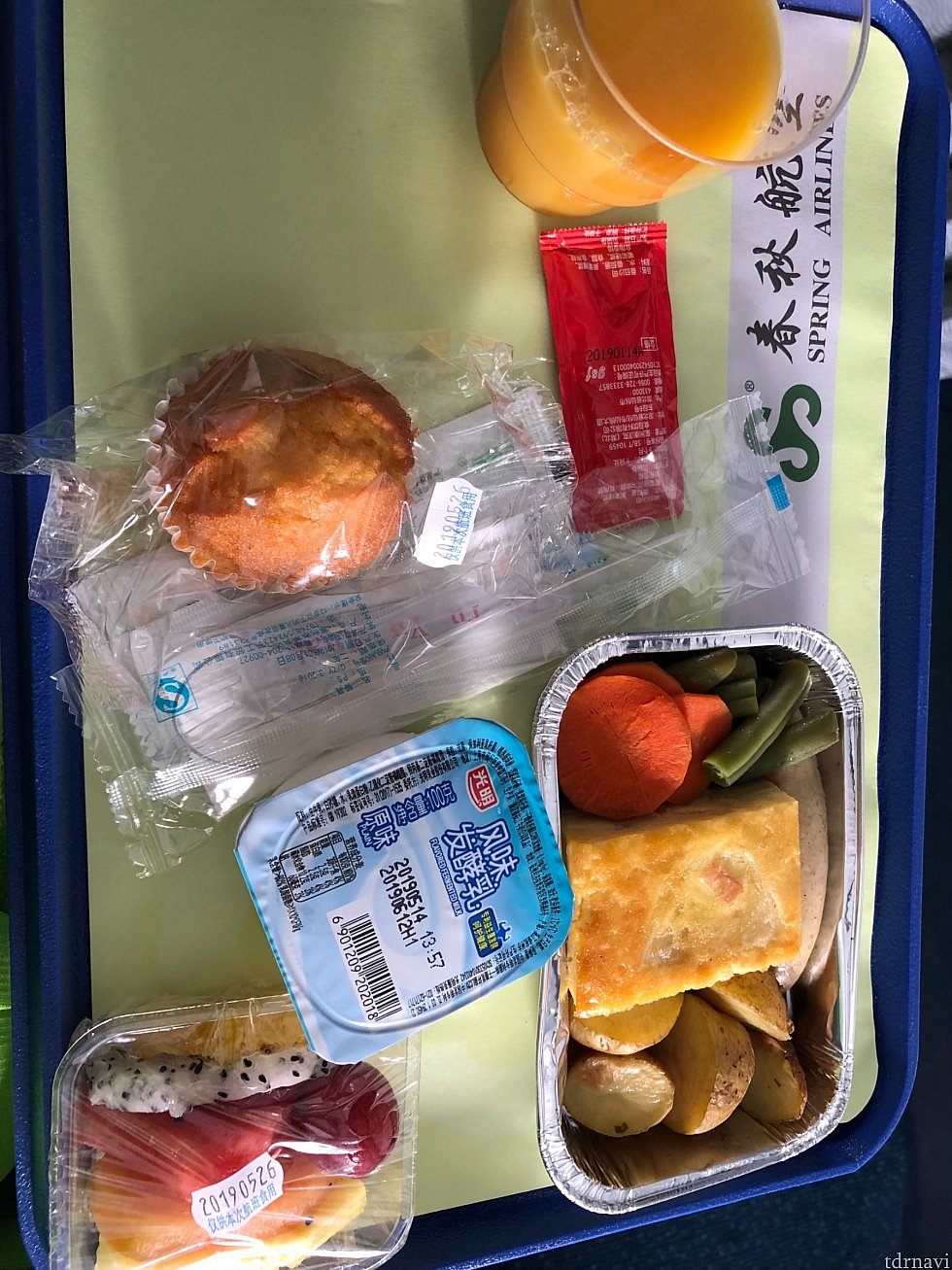 帰りの機内食。野菜は固茹で。オムレツは茶碗蒸しみたいな味がする^^;