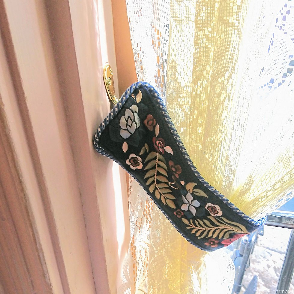 窓際のカーテンタッセルの刺繍が素敵です。