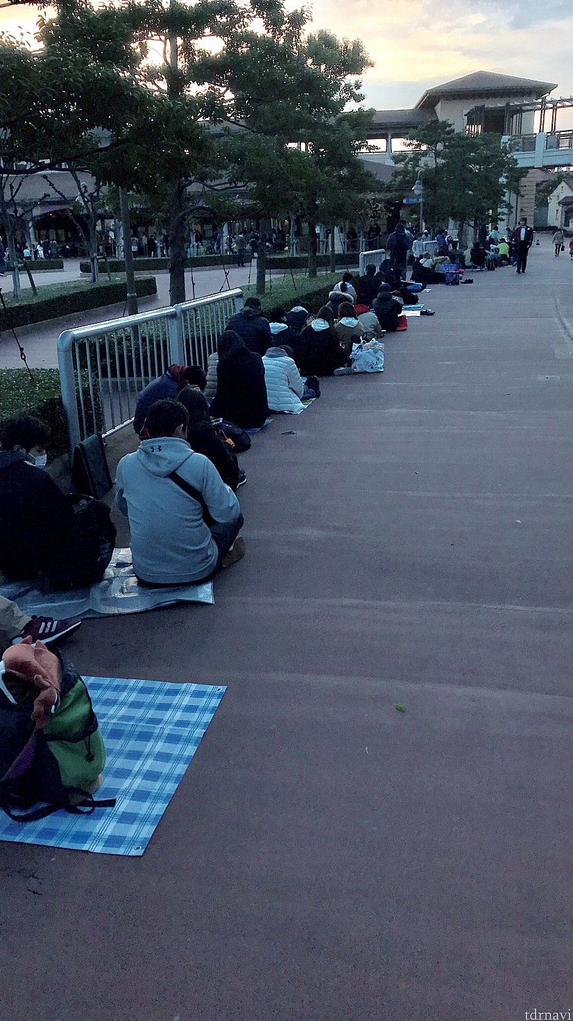 この位置で午前6時半くらいです。ミラコスタ宿泊者専用の15分アーリーインの列。寒いのでダウン、ストールなどみなさん完全防寒です。
