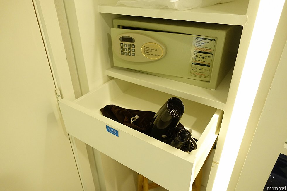 金庫はA4サイズで暗証番号4ケタ。その下の引き出しにドライヤーが入っています。
