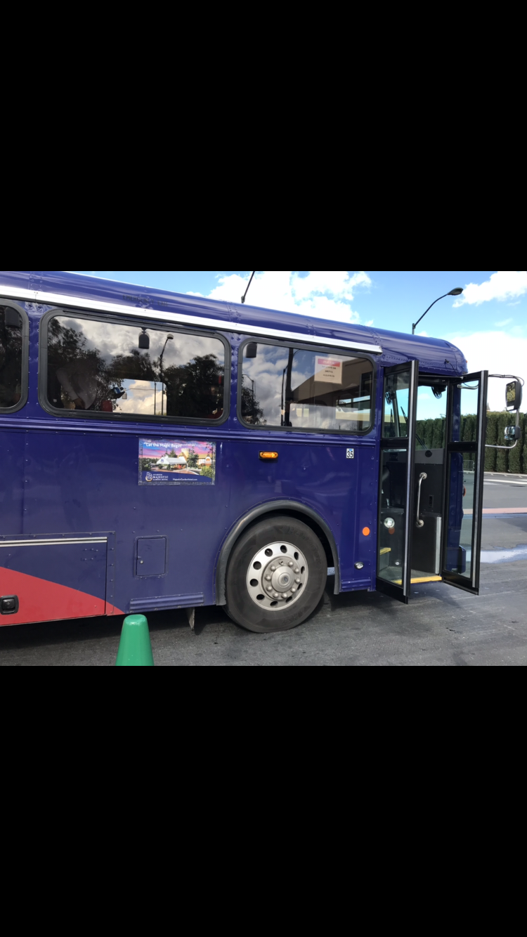 ホテルバスはブルーでホテルロゴが側面に入ってます。部屋のカードキー提示を求められることも。