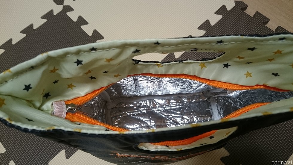 チャック付きで、中が保冷バック仕様なのも使いやすそうです。