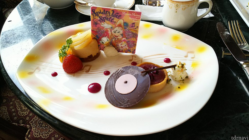 デザート②紅芋タルトは蓄音機をモチーフにしてるとか