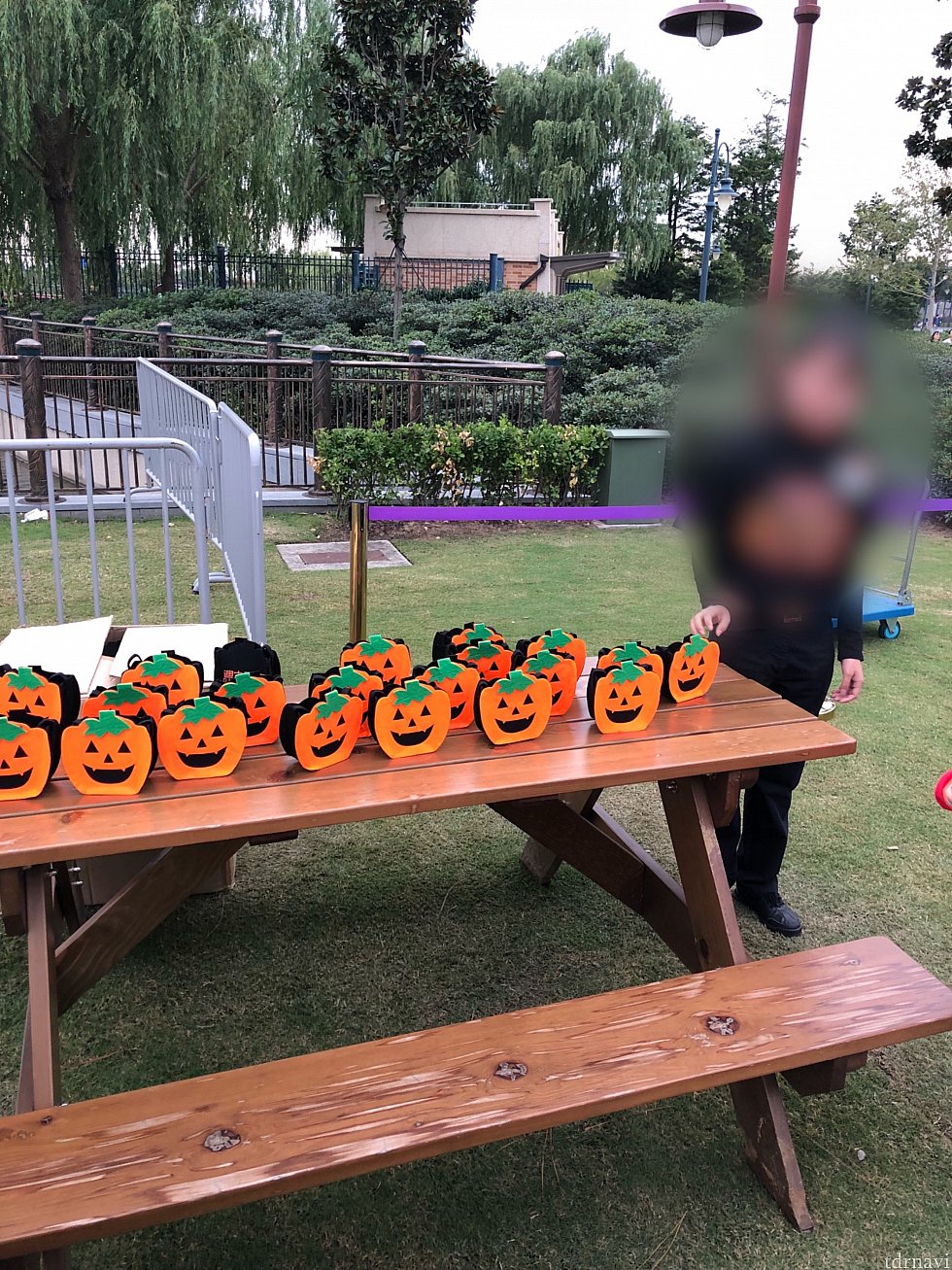 まず芝生広場でバッグをゲット!子ども1人に一つ貰えます