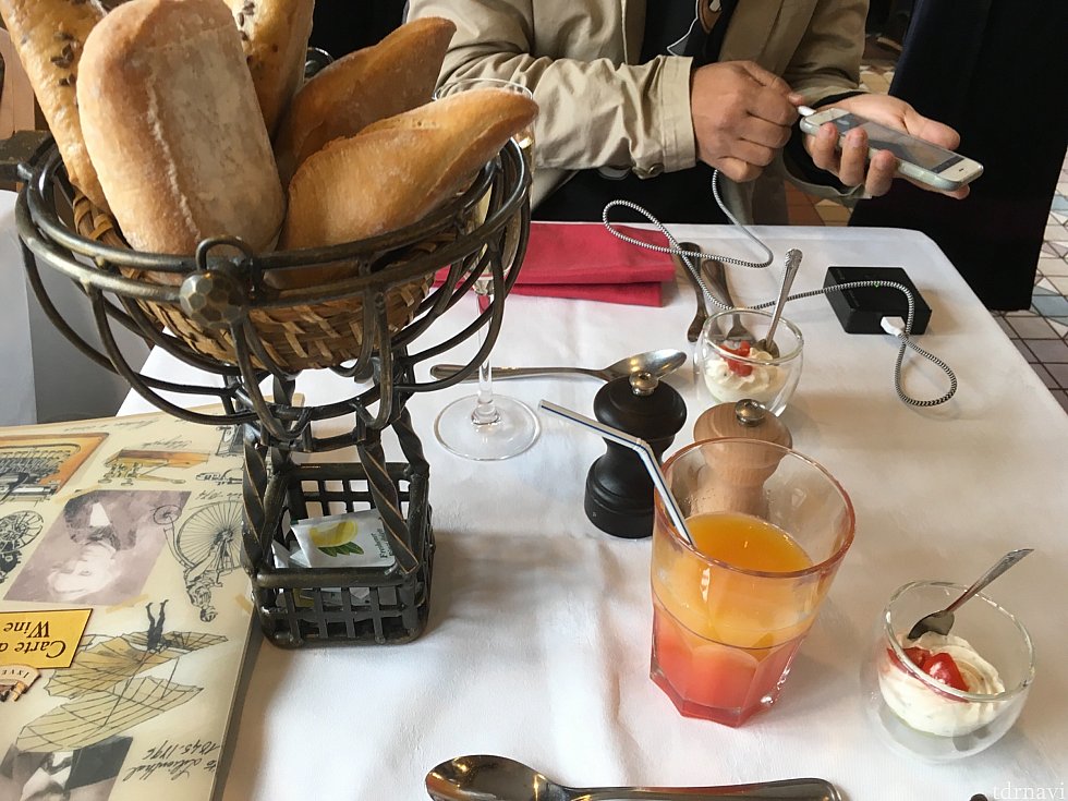 ウェルカムドリンクはシャンパンかノンアルコールドリンクのいずれかを選べます。そして事前にミニサイズのフランスパンがテーブルにセッティングされていますよ