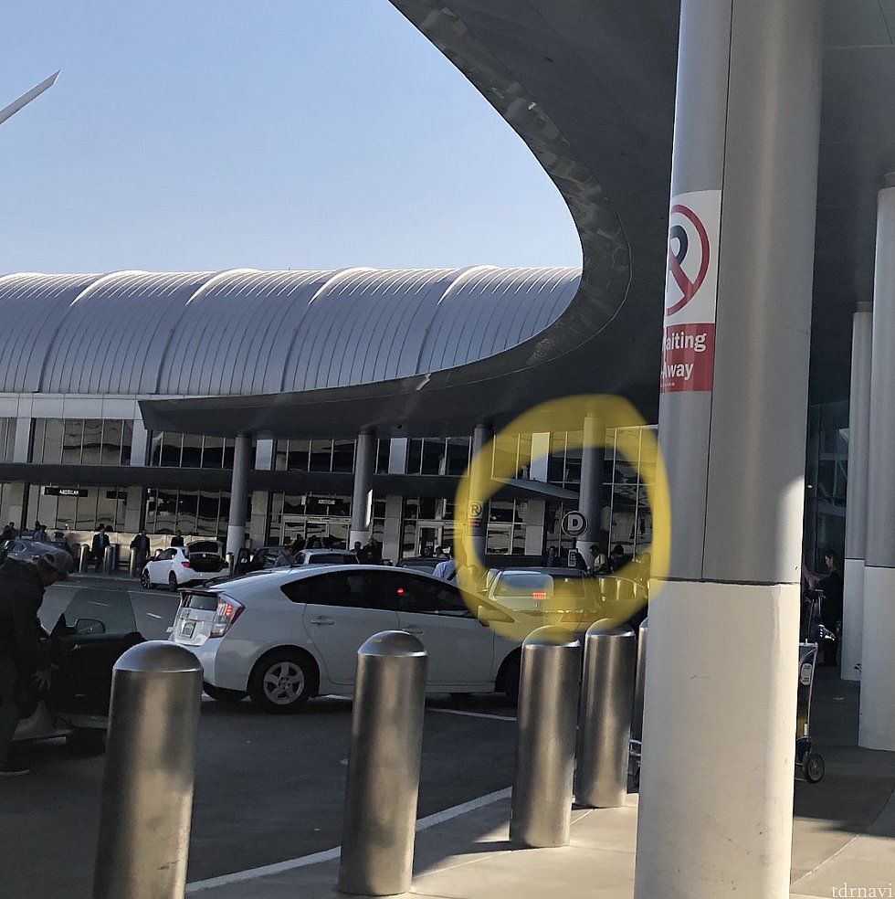 とても見づらく申し訳ないですが、Dのアルファベットの看板がピックアップの目印です💡ちょっと離れてますがこの写真を撮った位置でも全然問題なくピックアップしてくれました🤗