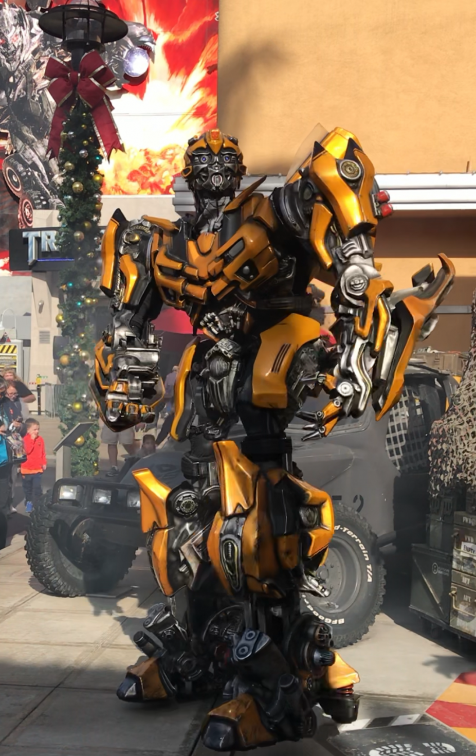 オプティマスに紹介されて登場したバンブルビー