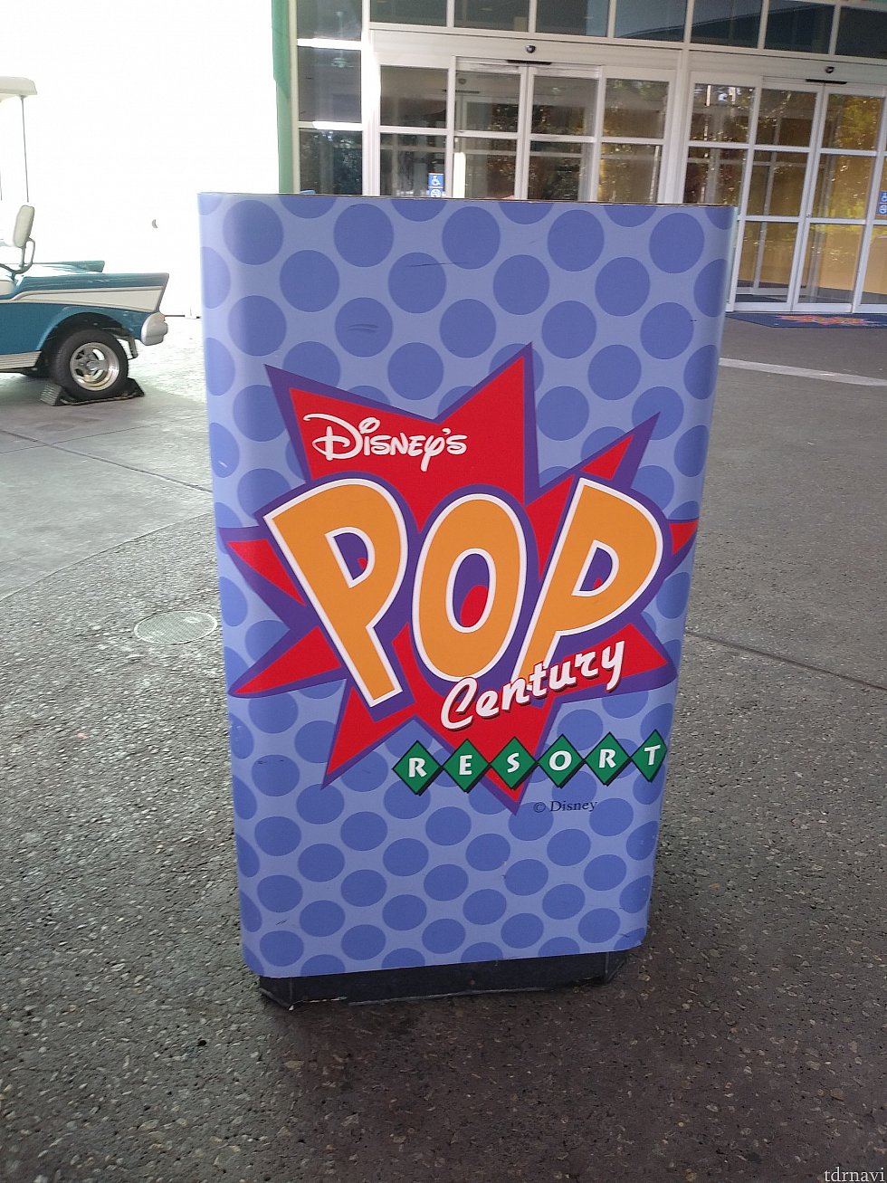 ホテルの柱に付いてるロゴです。POP!という感じですね。