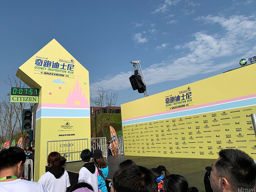 スタート地点です
ステージがあり、ここでキャラがスタート合図しにくるので、早めに行くのが良いです