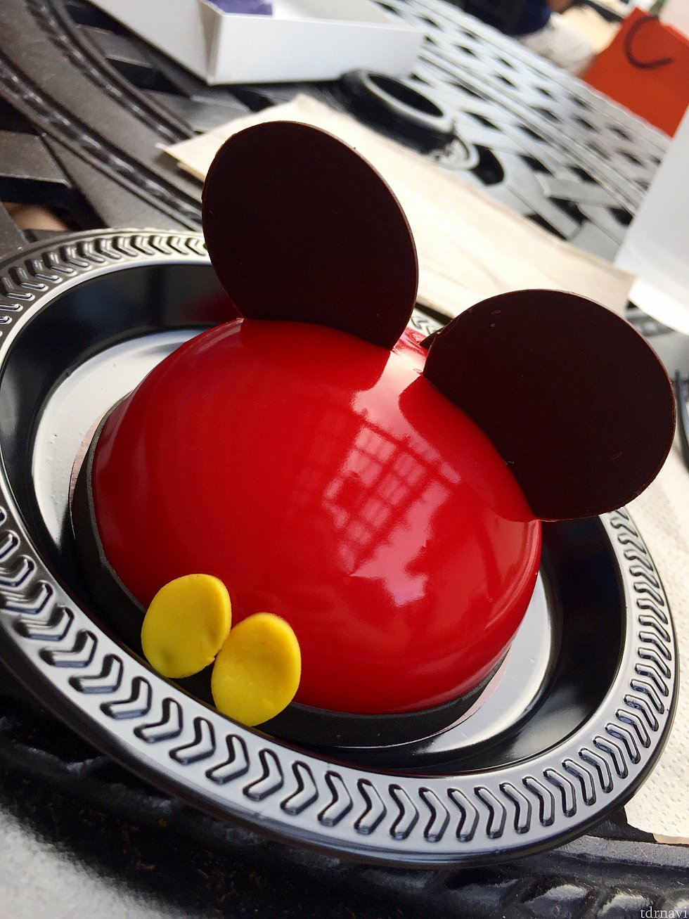 僕はミッキームース気に入りました。色鮮やかさに負けず、みなさんにもお試しいただきたいです。World of Disney でショッピングに疲れたらここで一休みしてみてはいかがでしょうか。