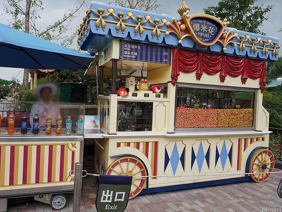 ①ファンタジア・カルーセル前。ワゴンも可愛い!
イチゴ味とキャラメル味の2種類