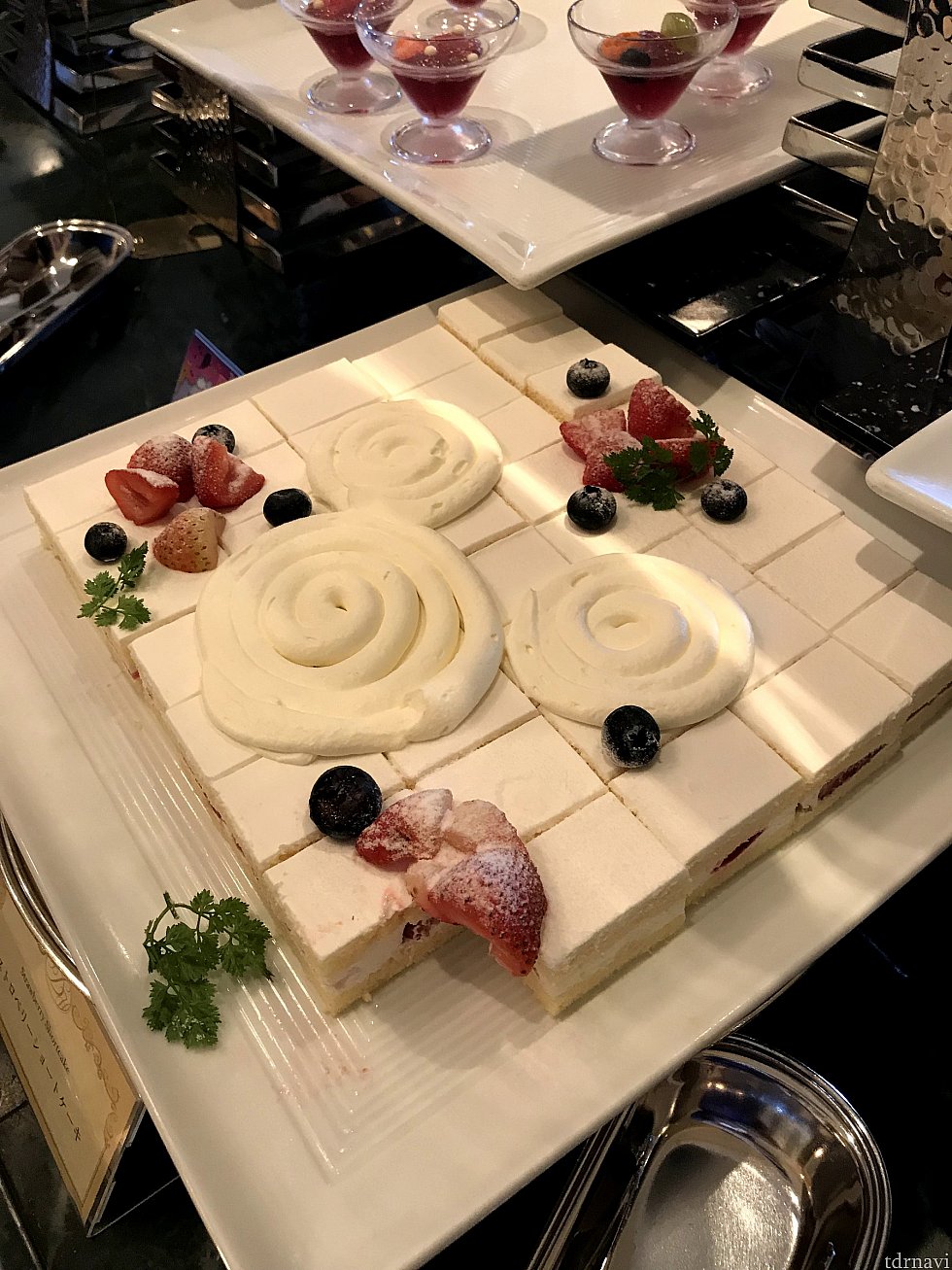 ミッキーシェイプのクリームだけでテンションあがります(笑)