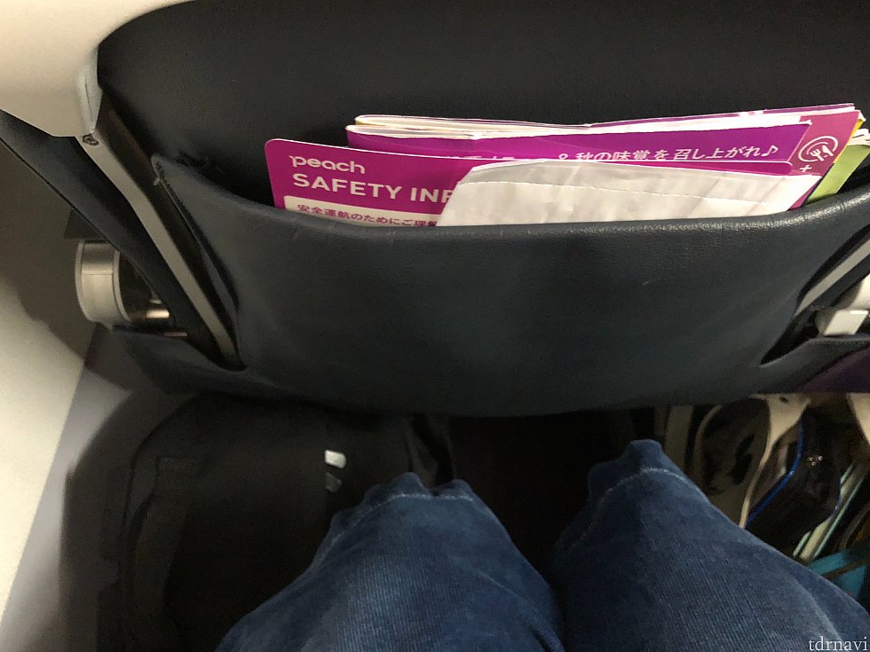 機内、足元はこのくらいです。