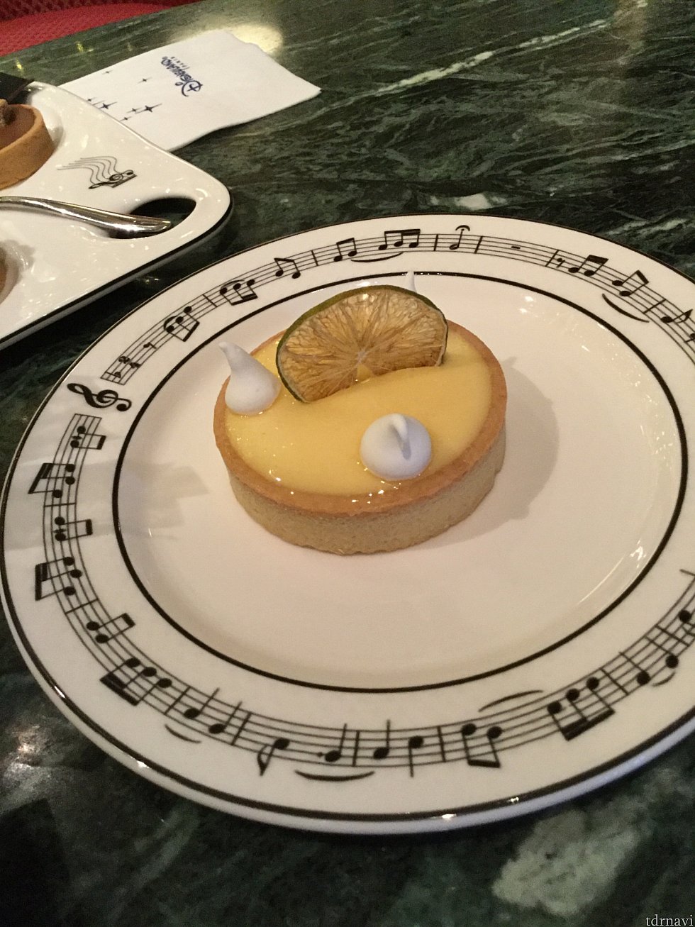 レモンパイはドライライムが添えられていて酸味が強め