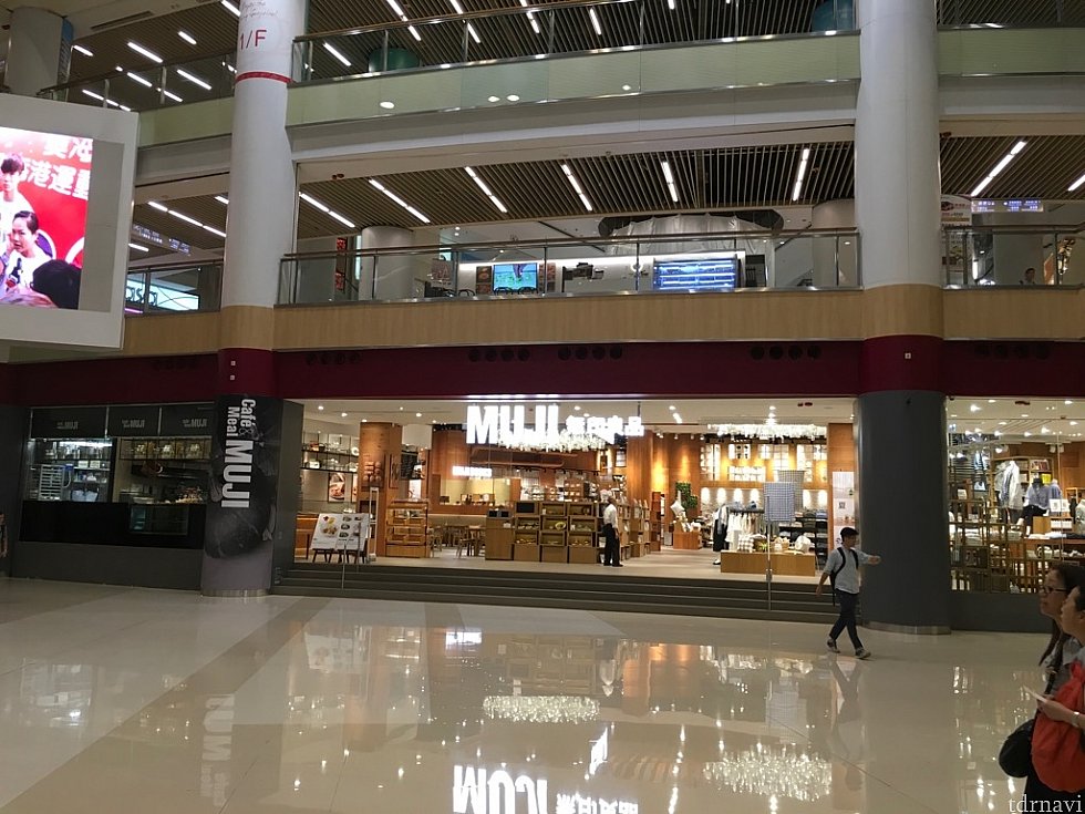 右に目を向けるとおなじみ無印良品が。大型店で、カフェも併設しています。閉店間際に行った時の写真なので、人はほとんどいませんが…