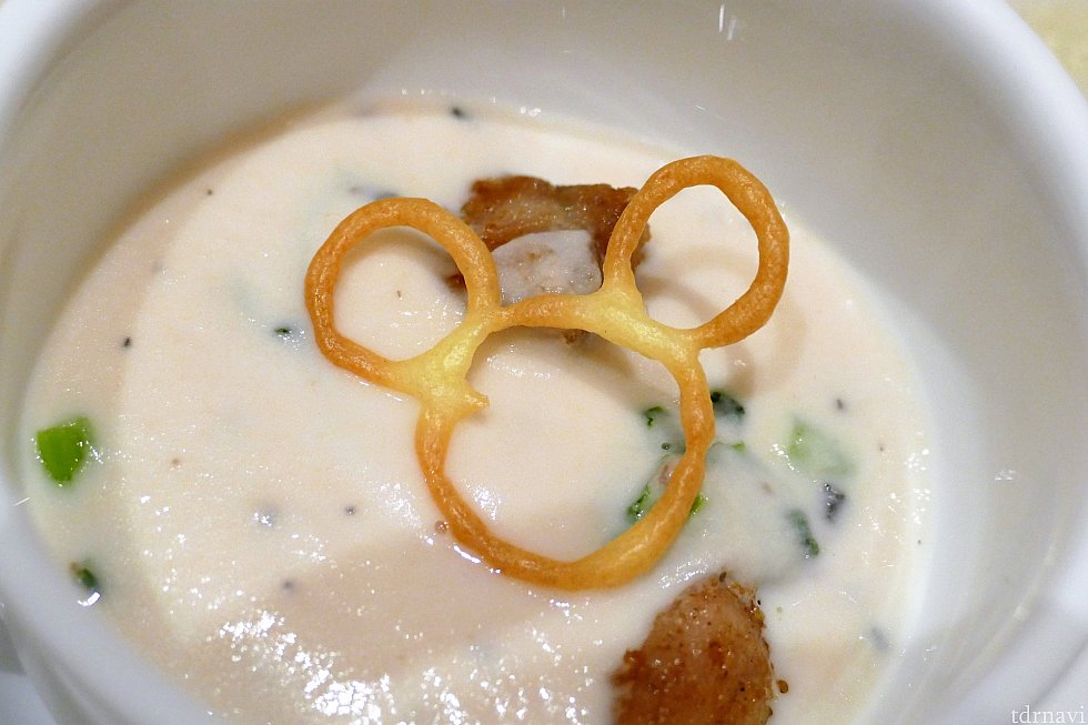 後から蕪のポタージュを入れてくれました。蕪の葉の部分がシャキシャキで美味しかったです!ローストしたチキンも最高!