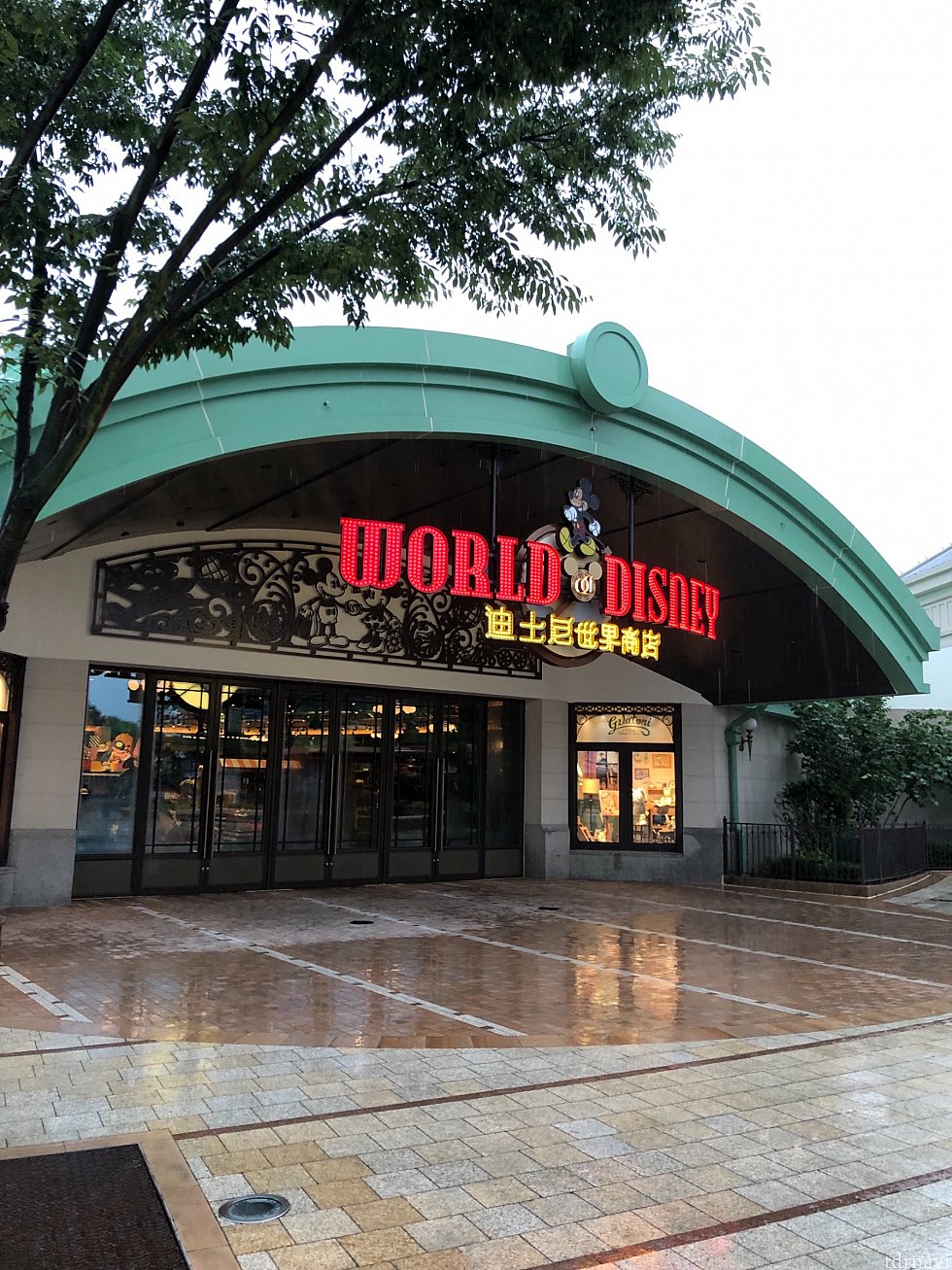 ワールドディズニーの方から入っていきます