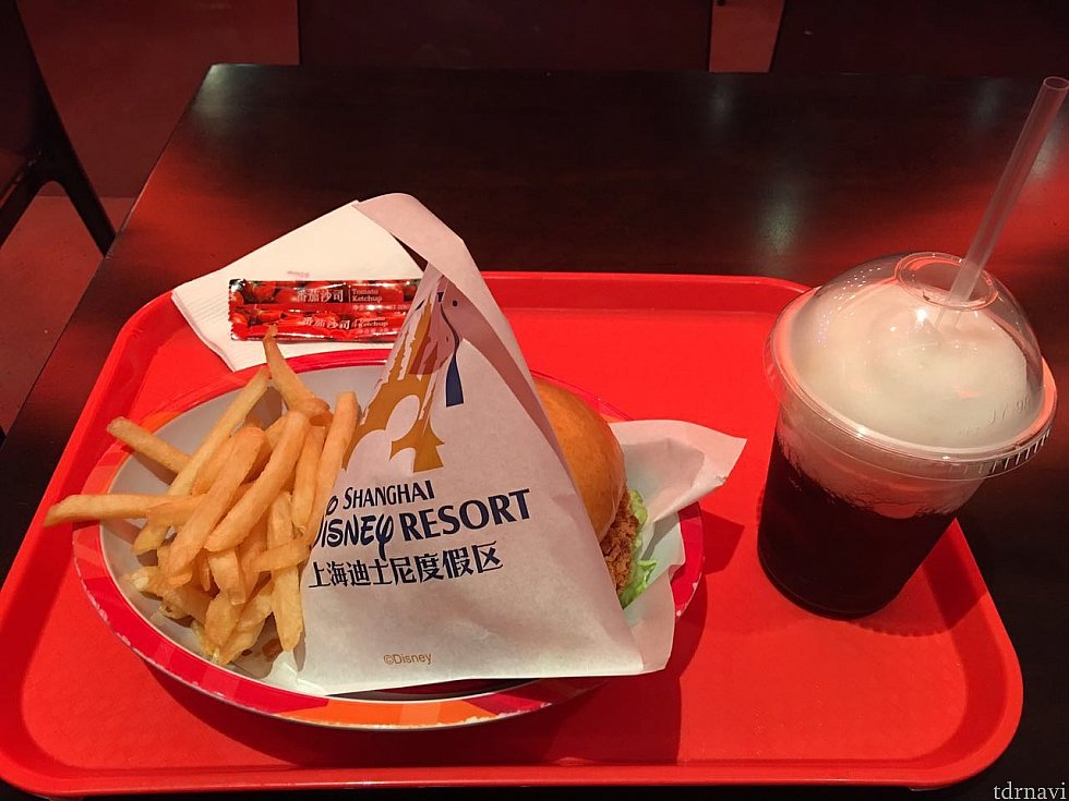 クリスピーポークバーガーセット🍔+10元でフローズンにしたので95元也。安くはないハンバーガーです💦