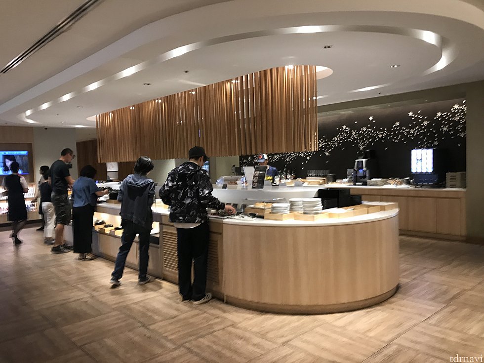 サクララウンジビュッフェ。
カレーやパスタにサラダ、各種飲み物、アルコールなどあります。