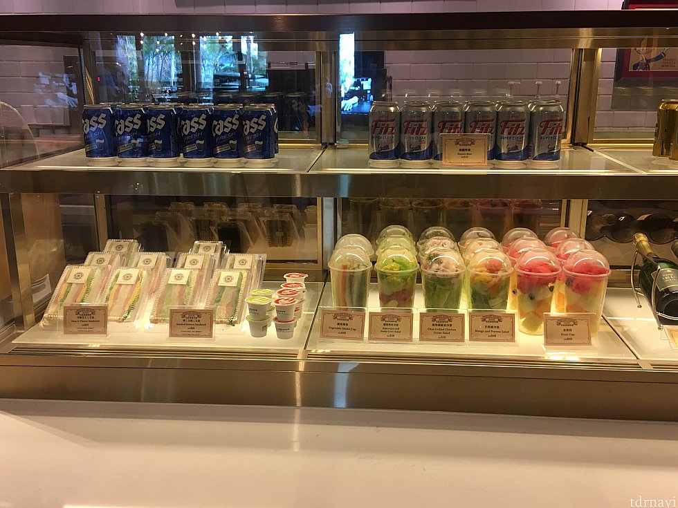 チャートルームカフェ横で売っていたサンドイッチ(多分$59)とフルーツカップ($49)。
