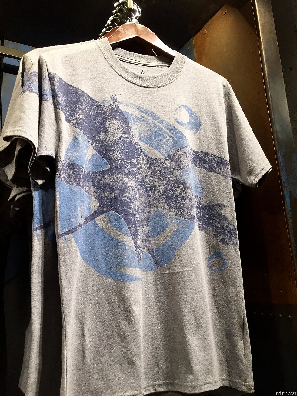バンシーがモチーフのTシャツも。