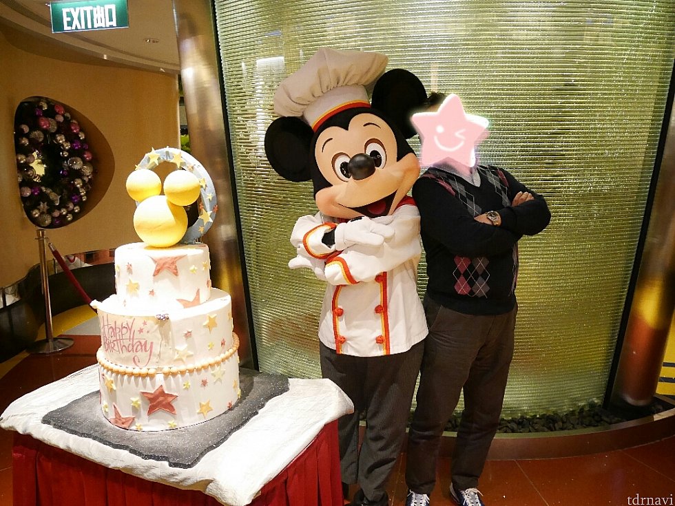 シェフミッキーでケーキを頼んだときはケーキだけ席に届きます。ミッキーとは入り口でフェイクの誕生日ケーキと撮影!