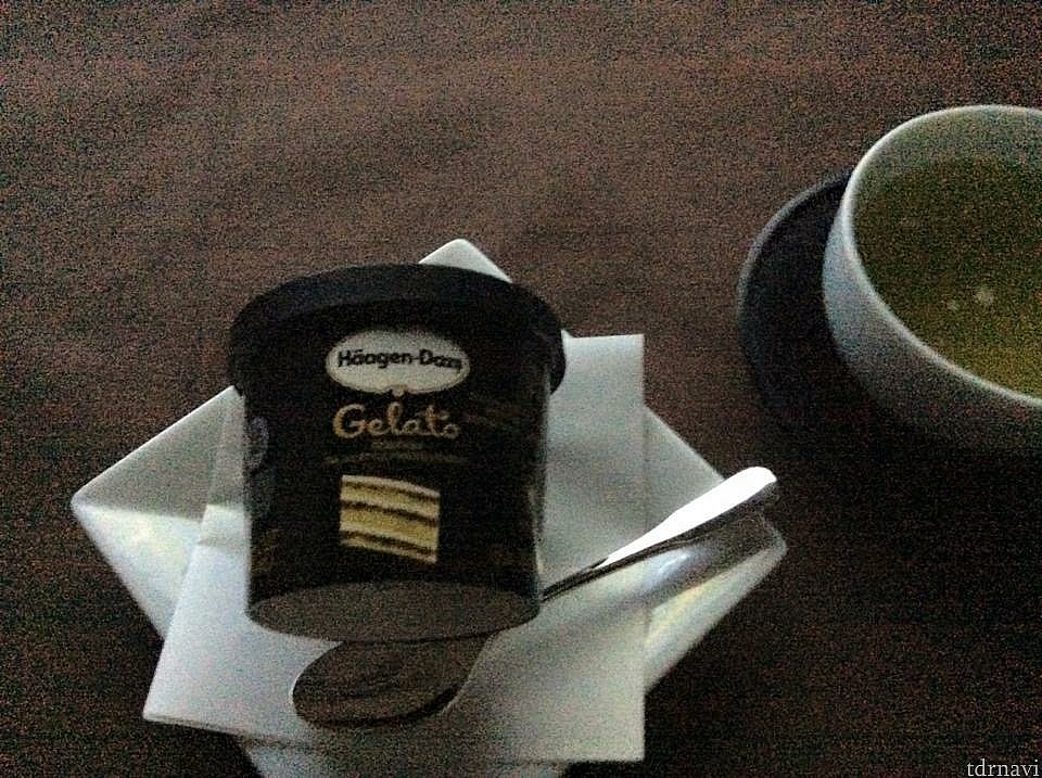 ファーストクラスのハーゲンダッツは豪華ですヾ(@⌒ー⌒@)ノ