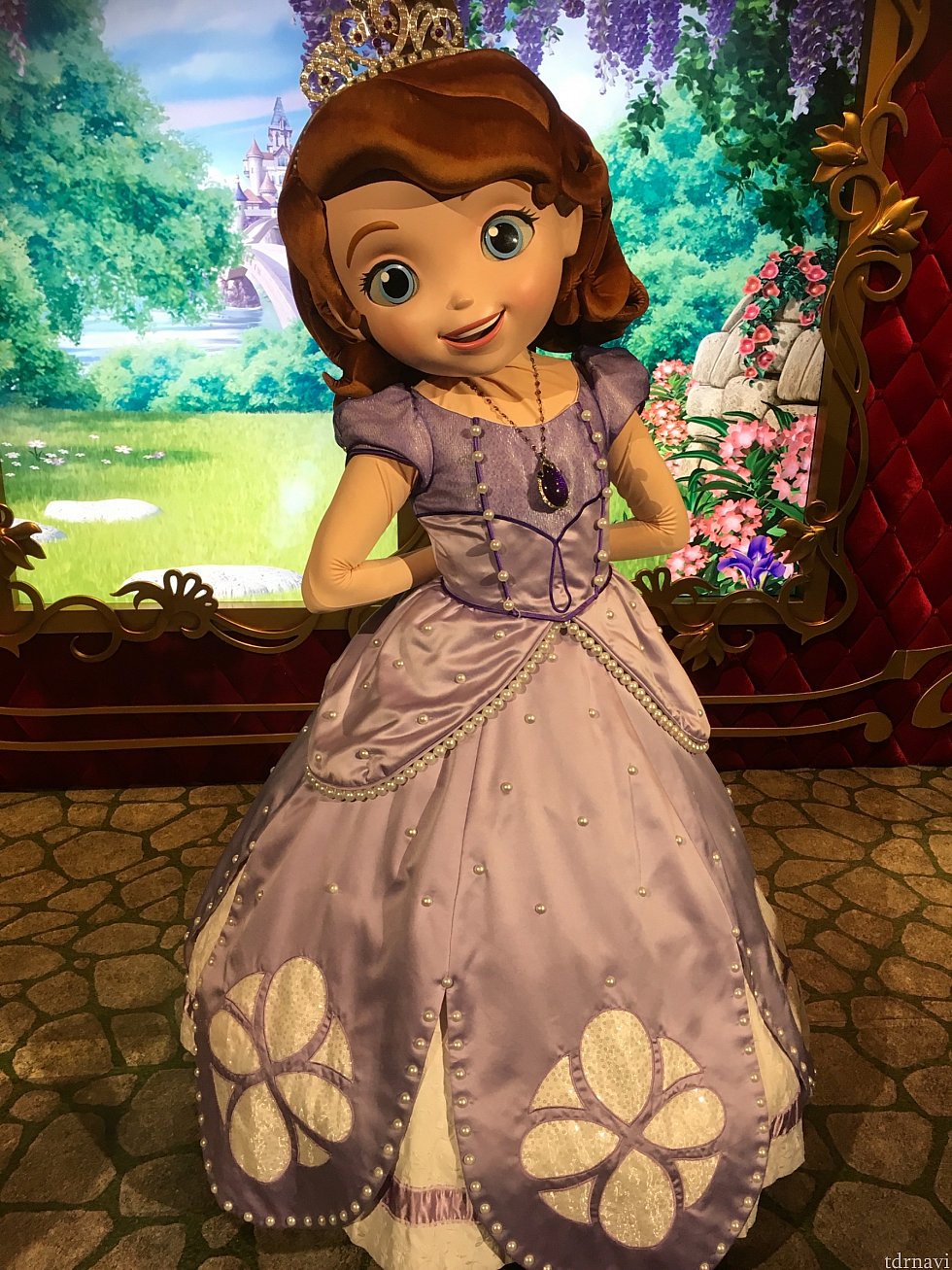 ソフィアは列に並んでいない子どもたちと遊んでいて、危うく忘れられるところでした…!