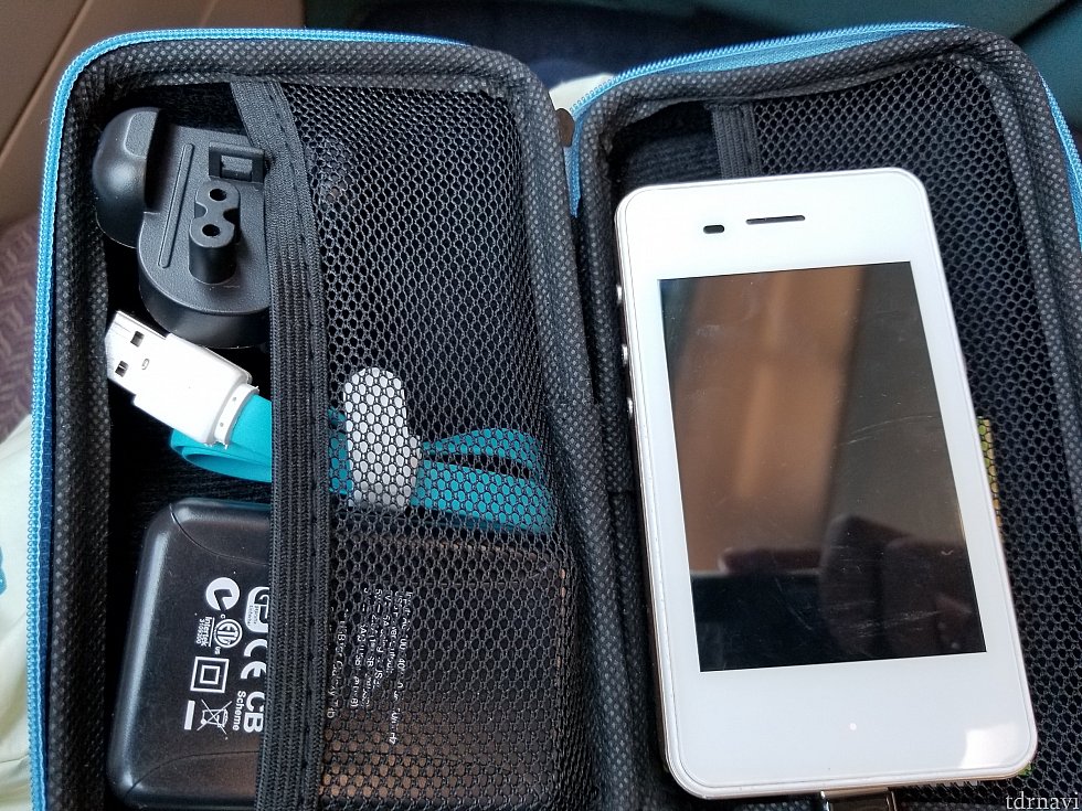 ポーチの中身。電源を切る際は横の電源ボタンを長押しし、スマホのロック画面みたいなのをスライドしないと完全には切れません。