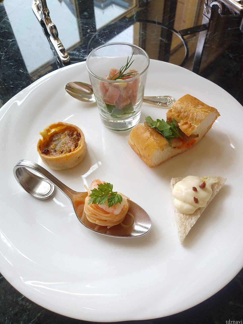 サンドイッチ&オードブル
・マグロとオクラのタルタル
・エスニックポークサンド
・マンゴーとマスカルポーネのカナッペ
・海老のトマトソースカッペリーニ
・キーマカリーのキッシュ
