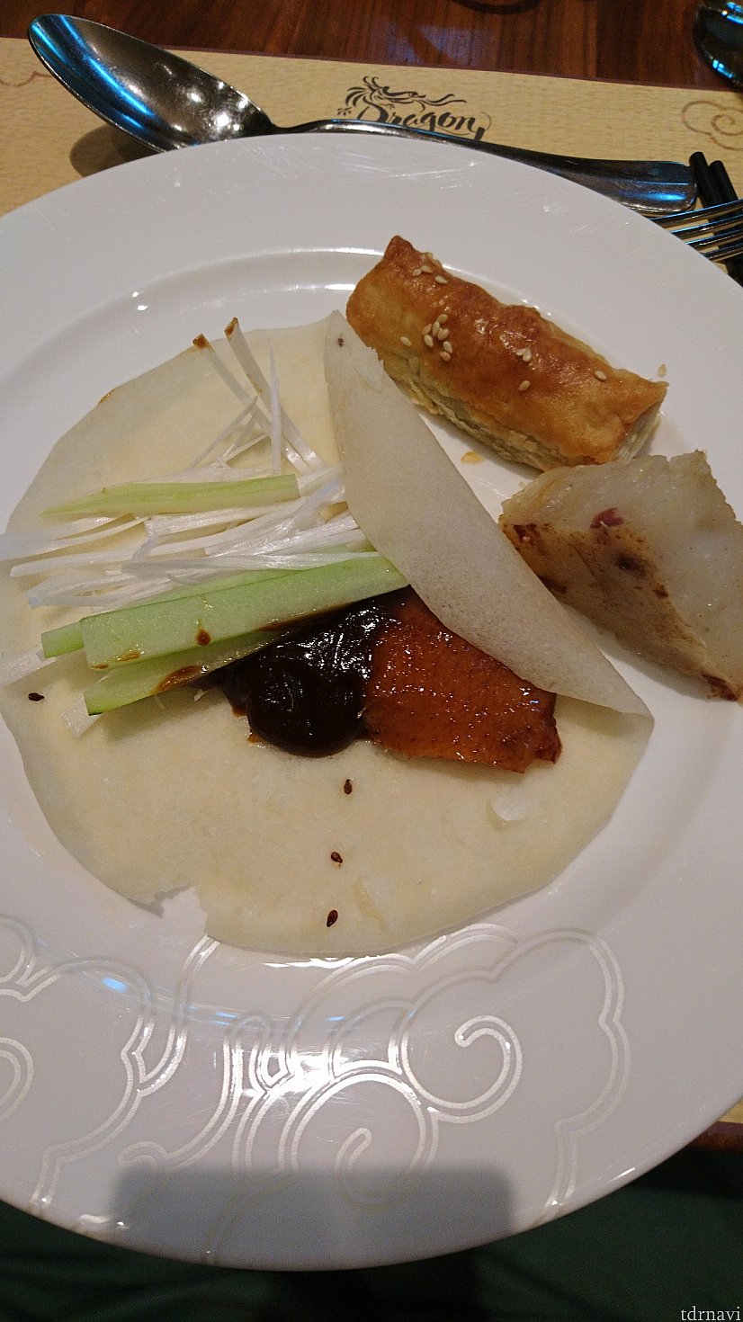 北京ダックも食べられます♪
包む皮が少し独特の風味がしたので好みが分かれると思います。(私は好きです。)