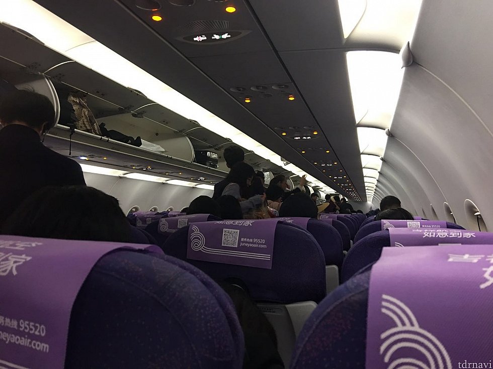 中国のお客さんは機内持ち込みの荷物が多いので、遅く搭乗すると荷物を入れるスペースが無い場合も💦
