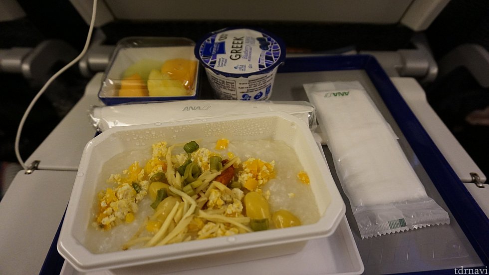 おかゆ
見た目は映えませんが、やはり久しぶりのお米は美味しいです。
味もそこそこ良かったです。