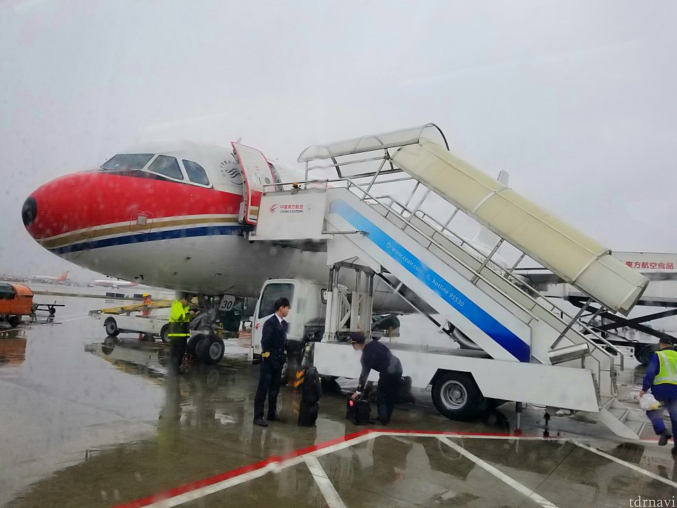 到着。タラップを降り...