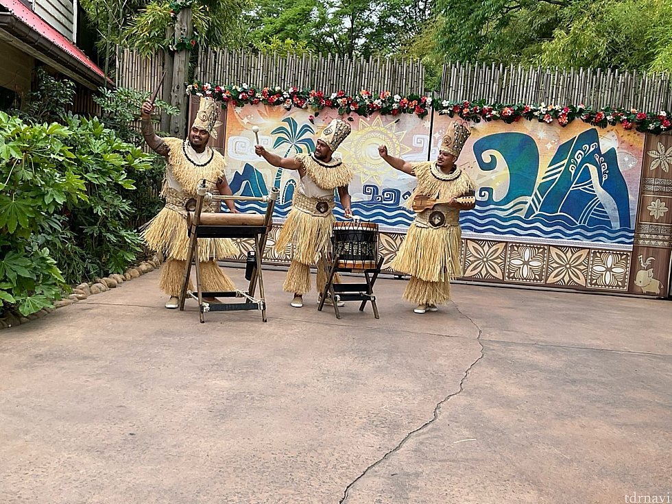 ミュージシャンは3名。演奏だけでなくダンスも