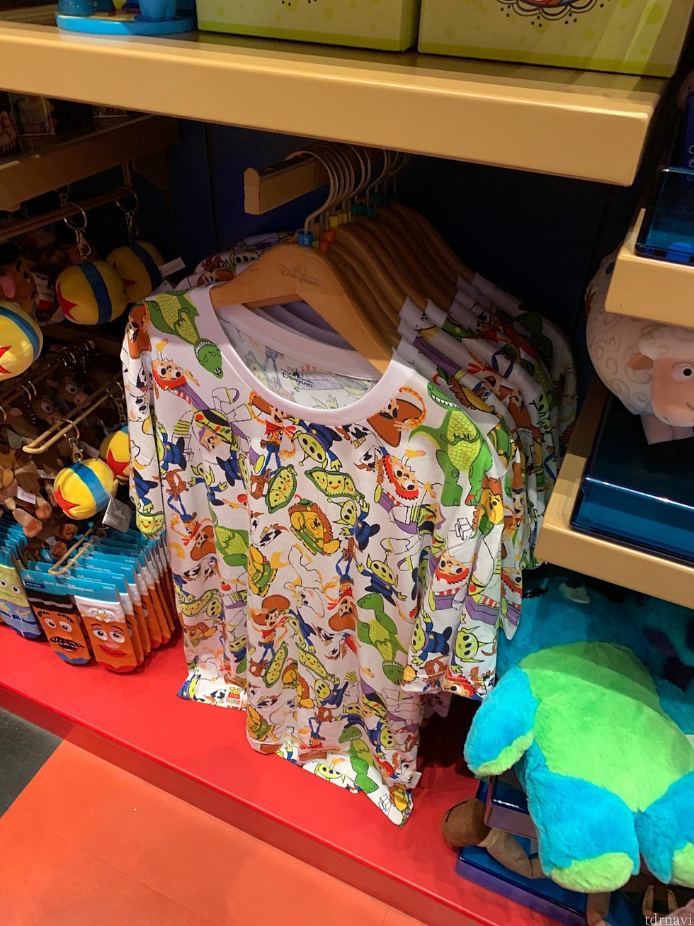 トイストーリーのキャラたちの総柄Tシャツ!賑やかで楽しいデザインです。