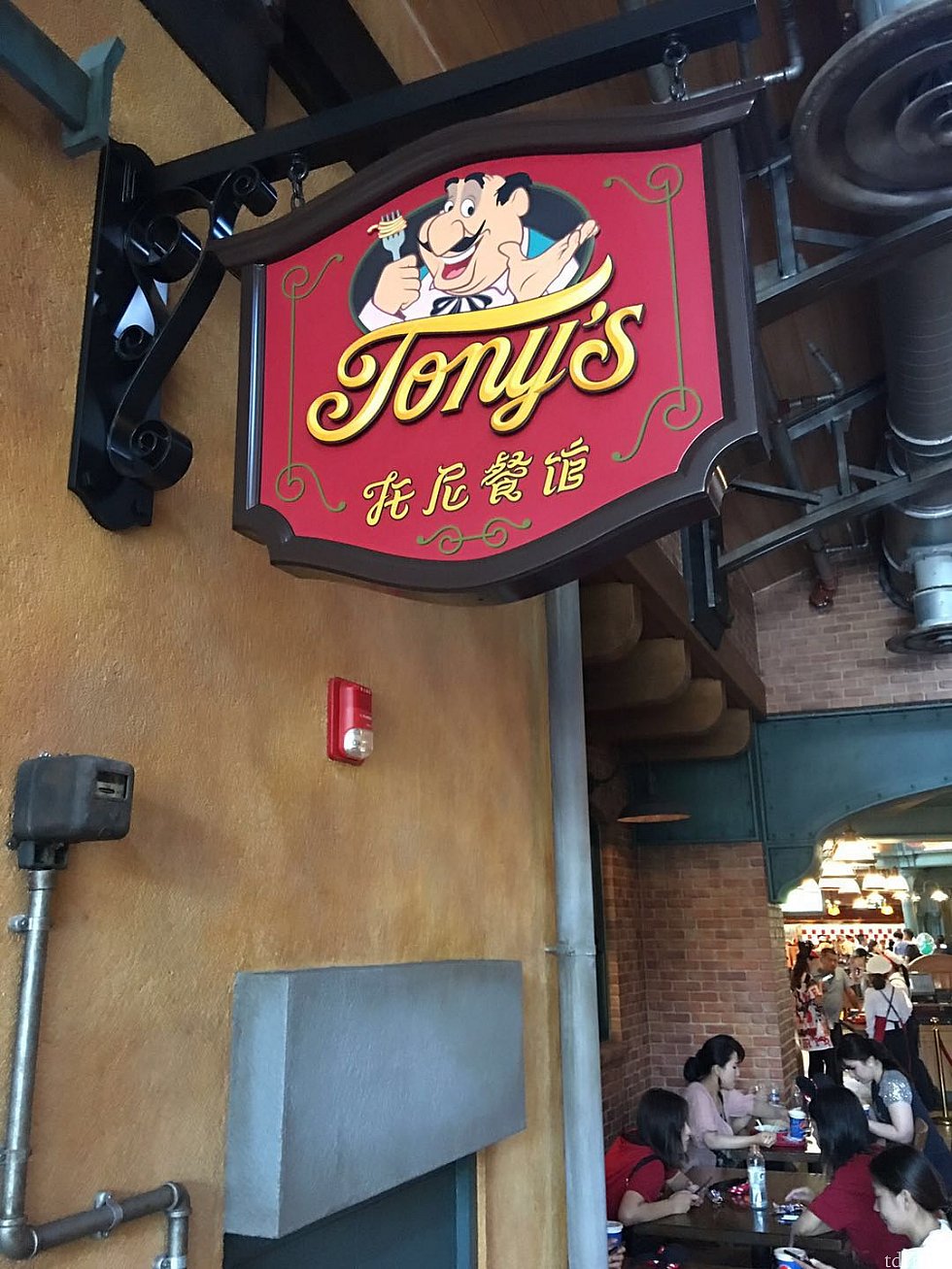 今回はわんわん物語のトニーのレストランで食べました。