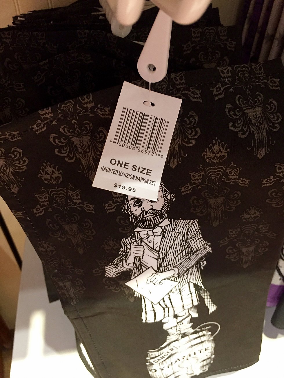 こちらのゴースト柄もあります。$19.95