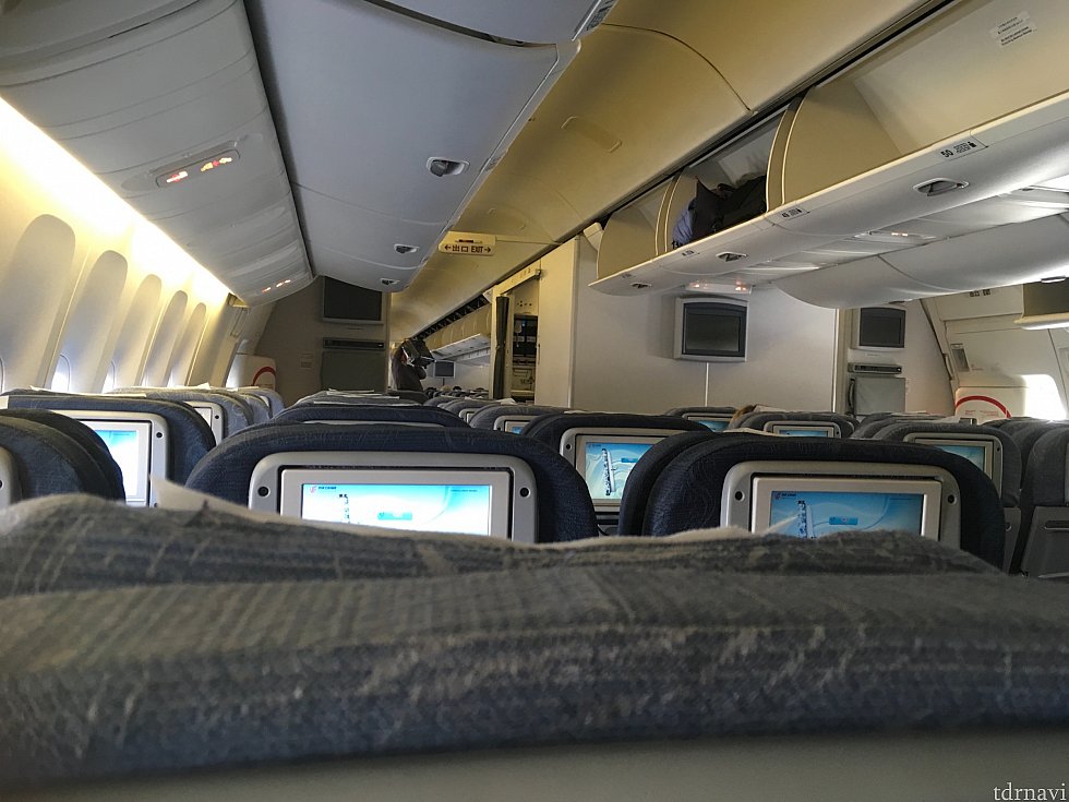 かなり先頭に並んでいたようで、機内への案内は最初でした…ラッキーと言うべきか