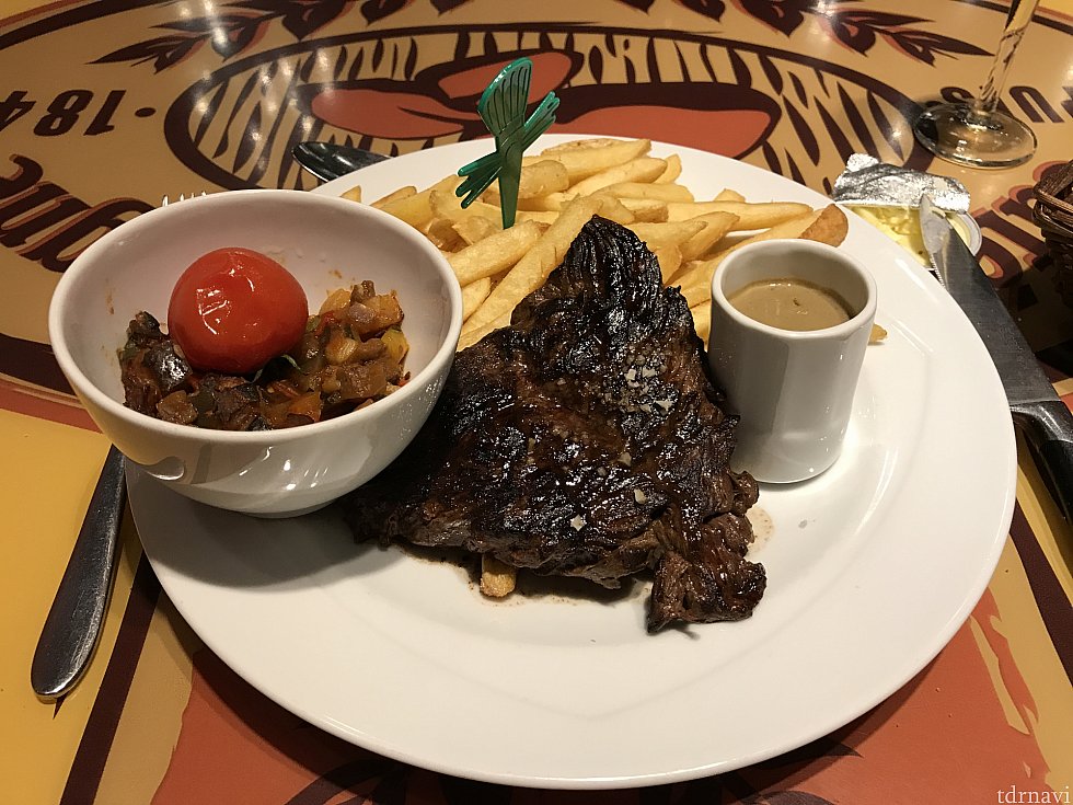 メインディッシュのステーキ。
見ただけで満足してしまいます!
