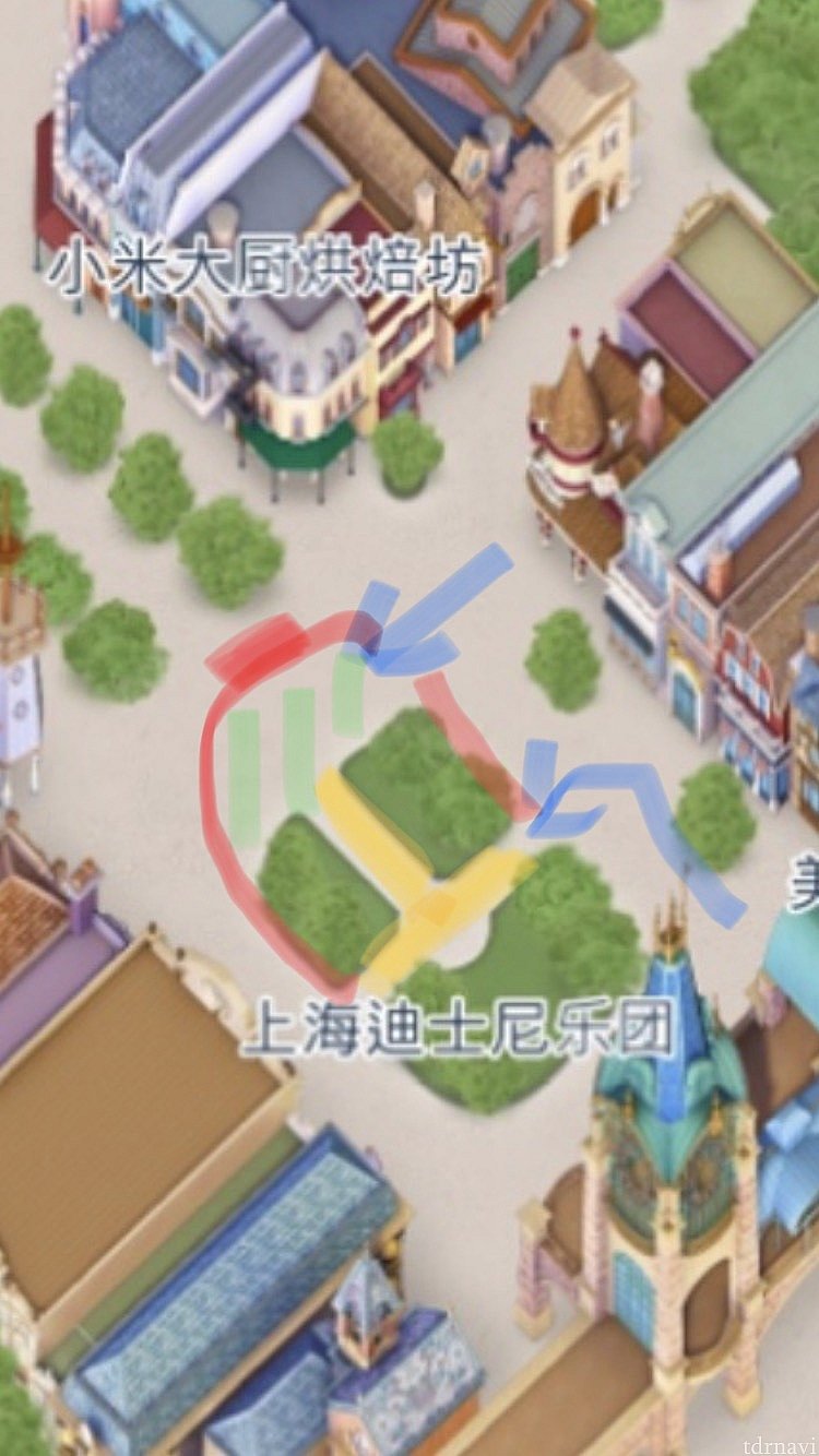 場所はミッキーアベニュー中央。
赤いラインより外が鑑賞スペース。実際はロープなどなく、何となくゲストが集まり20分前くらいにキャストさんが整備します。
平面ですが黄色と緑のエリアが舞台になり、青い矢印がキャラの通り道に。